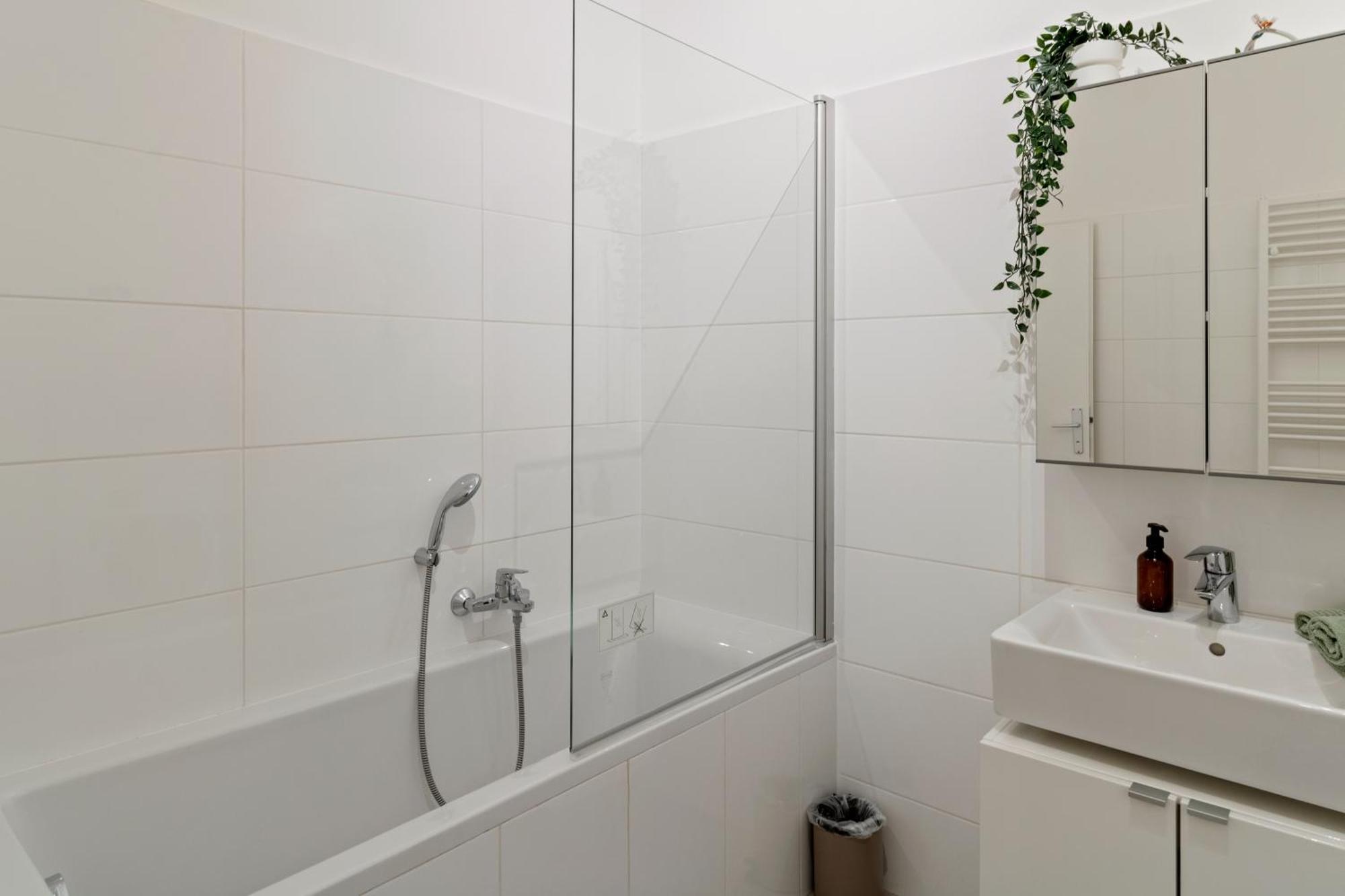 Three Bedrooms - 69 M² - 4 Min To U4 Metro Station Wenen Buitenkant foto